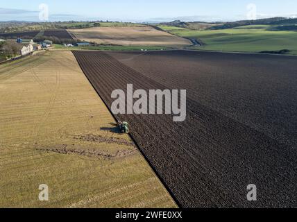 Drohnenansicht eines Traktors, der ein Feld pflügt, Linlithgow, West Lothian, Schottland Stockfoto