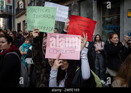 Madrid, Spanien. 30. Januar 2024. Die Teilnehmer halten Plakate, die ihre Meinung während einer Demonstration zum Ausdruck bringen. Hundert Berufsbildungsschüler aus dem Gesundheitssektor der Gemeinde Madrid haben sich vor dem Hauptquartier des Bildungsministeriums der Gemeinschaft Madrid versammelt, um den Zugang zu Praktika zu fordern, die ihnen ermöglichen, ihre Qualifikation zu erwerben. Quelle: SOPA Images Limited/Alamy Live News Stockfoto