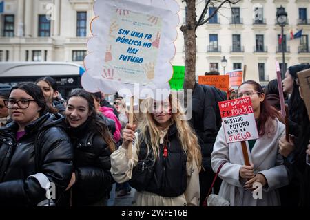 Madrid, Spanien. 30. Januar 2024. Die Teilnehmer halten Plakate, die ihre Meinung während einer Demonstration zum Ausdruck bringen. Hundert Berufsbildungsschüler aus dem Gesundheitssektor der Gemeinde Madrid haben sich vor dem Hauptquartier des Bildungsministeriums der Gemeinschaft Madrid versammelt, um den Zugang zu Praktika zu fordern, die ihnen ermöglichen, ihre Qualifikation zu erwerben. Quelle: SOPA Images Limited/Alamy Live News Stockfoto