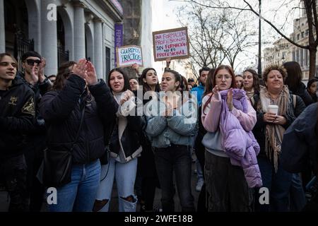 Madrid, Spanien. 30. Januar 2024. Eine Gruppe von Studenten aus dem Gesundheitswesen trägt Protestplakate während einer Kundgebung in Madrid am Dienstag, 30. Januar. Hundert Berufsbildungsschüler aus dem Gesundheitssektor der Gemeinde Madrid haben sich vor dem Hauptquartier des Bildungsministeriums der Gemeinschaft Madrid versammelt, um den Zugang zu Praktika zu fordern, die ihnen ermöglichen, ihre Qualifikation zu erwerben. Quelle: SOPA Images Limited/Alamy Live News Stockfoto