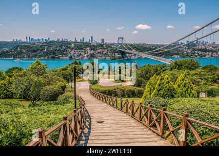 Blick auf den Bosporus von Otagtepe in Istanbul, Türkei. Stockfoto