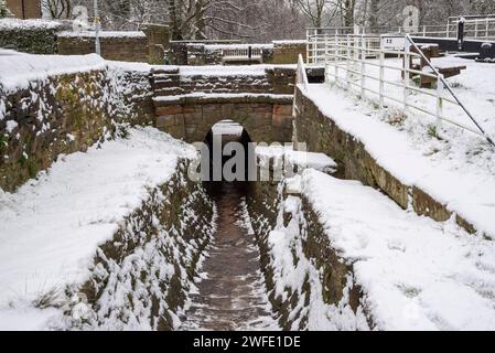 Tunnel unter der Straße neben dem Peak Forest Canal, Marple, Stockport, Greater Manchester, England. Stockfoto