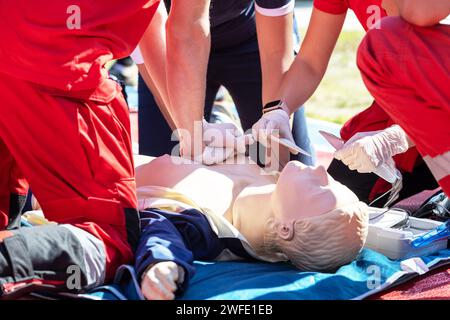 Erste-Hilfe- und HLW-Schulung mit automatischem externen Defibrillator – AED Stockfoto