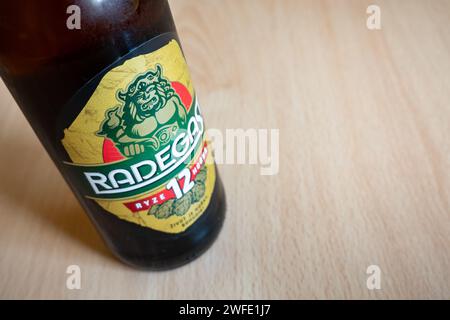 HAVIROV, TSCHECHISCHE REPUBLIK - 11. AUGUST 2023: Radegast 12 Bitterlager Bier Glasflasche mit Fokus auf Gott Logo Stockfoto