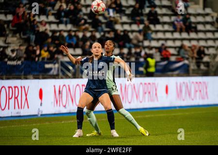 Paris, Frankreich. 30. Januar 2024. Julie Dufour von Paris FC und Ashley Lawrence von Chelsea kämpfen am 30. Januar 2024 im Sebastien Charlety Stadion in Paris um den Ball während des Fußballspiels der UEFA Women's Champions League Gruppe D zwischen Paris FC und Chelsea - Foto Melanie Laurent/A2M Sport Consulting/DPPI Credit: DPPI Media/Alamy Live News Stockfoto