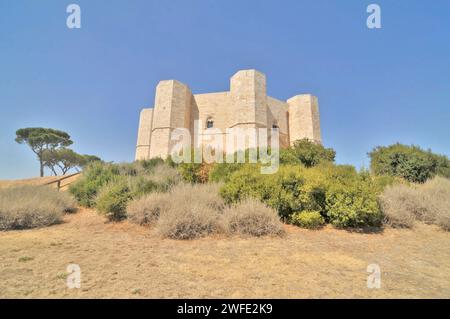 Castel del Monte liegt auf einem Hügel in Andria in der Region Apulien im Südosten Italiens. Stockfoto