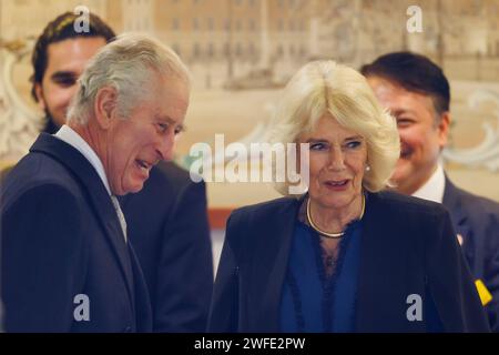 Seine Majestät König Charles III lacht mit Stab und Wellen, als er die London Clinic in Marylebone nach einem dreitägigen Krankenhausaufenthalt verlässt, in dem er aufgenommen wurde Stockfoto