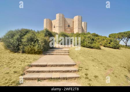 Castel del Monte liegt auf einem Hügel in Andria in der Region Apulien im Südosten Italiens. Stockfoto