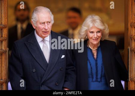 Seine Majestät König Charles III lacht mit Stab und Wellen, als er die London Clinic in Marylebone nach einem dreitägigen Krankenhausaufenthalt verlässt, in dem er aufgenommen wurde Stockfoto
