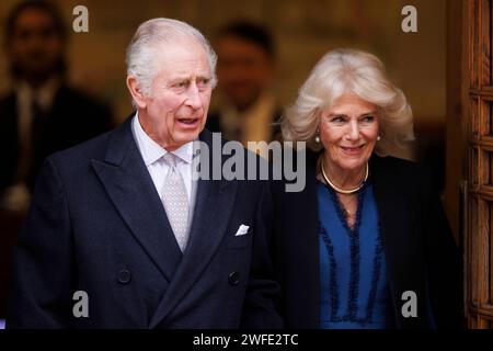 Seine Majestät König Charles III lacht mit Stab und Wellen, als er die London Clinic in Marylebone nach einem dreitägigen Krankenhausaufenthalt verlässt, in dem er aufgenommen wurde Stockfoto
