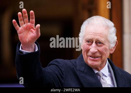 Seine Majestät König Charles III lacht mit Stab und Wellen, als er die London Clinic in Marylebone nach einem dreitägigen Krankenhausaufenthalt verlässt, in dem er aufgenommen wurde Stockfoto