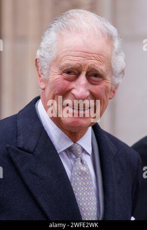 Seine Majestät König Charles III lacht mit Stab und Wellen, als er die London Clinic in Marylebone nach einem dreitägigen Krankenhausaufenthalt verlässt, in dem er aufgenommen wurde Stockfoto