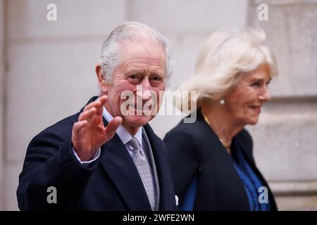 Seine Majestät König Charles III lacht mit Stab und Wellen, als er die London Clinic in Marylebone nach einem dreitägigen Krankenhausaufenthalt verlässt, in dem er aufgenommen wurde Stockfoto