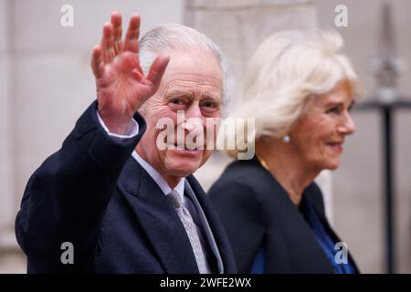 Seine Majestät König Charles III lacht mit Stab und Wellen, als er die London Clinic in Marylebone nach einem dreitägigen Krankenhausaufenthalt verlässt, in dem er aufgenommen wurde Stockfoto