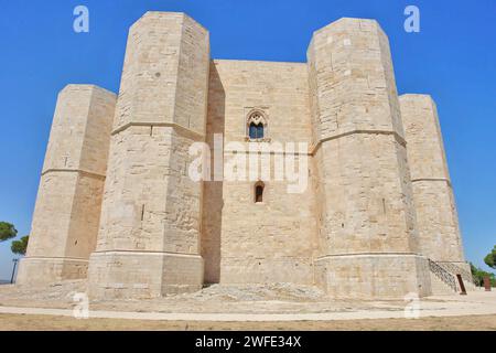 Castel del Monte liegt auf einem Hügel in Andria in der Region Apulien im Südosten Italiens. Stockfoto