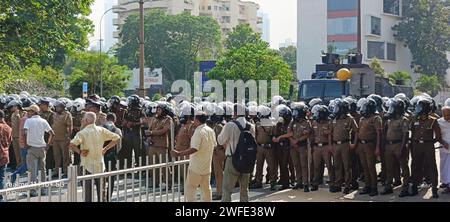Colombo, Sri Lanka. 30. Januar 2024. Die Polizei feuerte Tränengas ab und benutzte Wasserwerfer, um die Samagi Jana Balawegaya (SJB) Demonstranten in Colombo zu zerstreuen. Zusammen mit dem Oppositionsführer Sajith Premadasa, SJB-Abgeordneten und Unterstützern wurde es von der Hauptopposition aus Protest gegen das Verhalten der Regierung, die hohen Lebenshaltungskosten und Korruption organisiert. Stockfoto