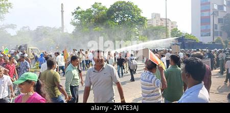 Colombo, Sri Lanka. 30. Januar 2024. Die Polizei feuerte Tränengas ab und benutzte Wasserwerfer, um die Samagi Jana Balawegaya (SJB) Demonstranten in Colombo zu zerstreuen. Zusammen mit dem Oppositionsführer Sajith Premadasa, SJB-Abgeordneten und Unterstützern wurde es von der Hauptopposition aus Protest gegen das Verhalten der Regierung, die hohen Lebenshaltungskosten und Korruption organisiert. Stockfoto
