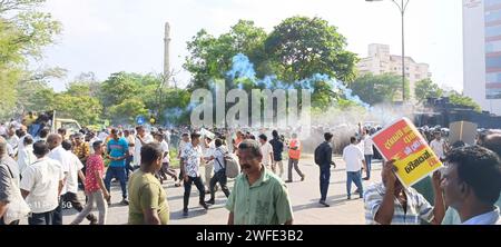 Colombo, Sri Lanka. 30. Januar 2024. Die Polizei feuerte Tränengas ab und benutzte Wasserwerfer, um die Samagi Jana Balawegaya (SJB) Demonstranten in Colombo zu zerstreuen. Zusammen mit dem Oppositionsführer Sajith Premadasa, SJB-Abgeordneten und Unterstützern wurde es von der Hauptopposition aus Protest gegen das Verhalten der Regierung, die hohen Lebenshaltungskosten und Korruption organisiert. Stockfoto