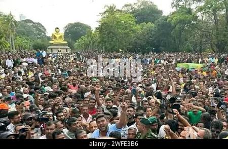 Colombo, Sri Lanka. 30. Januar 2024. Die Polizei feuerte Tränengas ab und benutzte Wasserwerfer, um die Samagi Jana Balawegaya (SJB) Demonstranten in Colombo zu zerstreuen. Zusammen mit dem Oppositionsführer Sajith Premadasa, SJB-Abgeordneten und Unterstützern wurde es von der Hauptopposition aus Protest gegen das Verhalten der Regierung, die hohen Lebenshaltungskosten und Korruption organisiert. Stockfoto