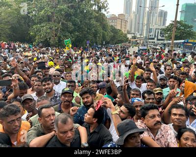 Colombo, Sri Lanka. 30. Januar 2024. Die Polizei feuerte Tränengas ab und benutzte Wasserwerfer, um die Samagi Jana Balawegaya (SJB) Demonstranten in Colombo zu zerstreuen. Zusammen mit dem Oppositionsführer Sajith Premadasa, SJB-Abgeordneten und Unterstützern wurde es von der Hauptopposition aus Protest gegen das Verhalten der Regierung, die hohen Lebenshaltungskosten und Korruption organisiert. Stockfoto