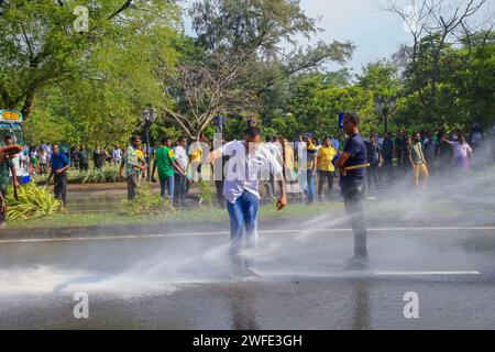 Colombo, Sri Lanka. 30. Januar 2024. Die Polizei feuerte Tränengas ab und benutzte Wasserwerfer, um die Samagi Jana Balawegaya (SJB) Demonstranten in Colombo zu zerstreuen. Zusammen mit dem Oppositionsführer Sajith Premadasa, SJB-Abgeordneten und Unterstützern wurde es von der Hauptopposition aus Protest gegen das Verhalten der Regierung, die hohen Lebenshaltungskosten und Korruption organisiert. Stockfoto