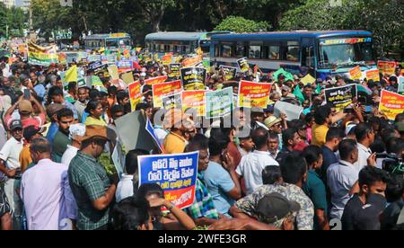 Colombo, Sri Lanka. 30. Januar 2024. Die Polizei feuerte Tränengas ab und benutzte Wasserwerfer, um die Samagi Jana Balawegaya (SJB) Demonstranten in Colombo zu zerstreuen. Zusammen mit dem Oppositionsführer Sajith Premadasa, SJB-Abgeordneten und Unterstützern wurde es von der Hauptopposition aus Protest gegen das Verhalten der Regierung, die hohen Lebenshaltungskosten und Korruption organisiert. Stockfoto