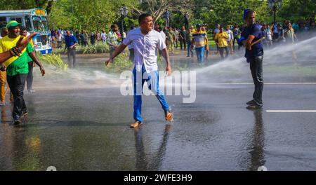 Colombo, Sri Lanka. 30. Januar 2024. Die Polizei feuerte Tränengas ab und benutzte Wasserwerfer, um die Samagi Jana Balawegaya (SJB) Demonstranten in Colombo zu zerstreuen. Zusammen mit dem Oppositionsführer Sajith Premadasa, SJB-Abgeordneten und Unterstützern wurde es von der Hauptopposition aus Protest gegen das Verhalten der Regierung, die hohen Lebenshaltungskosten und Korruption organisiert. Stockfoto