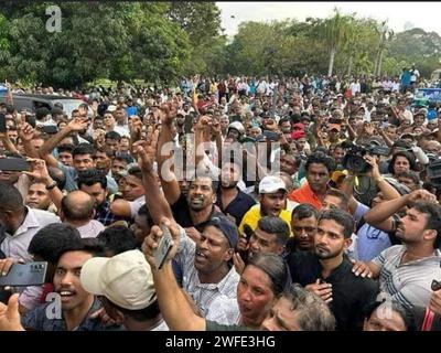 Colombo, Sri Lanka. 30. Januar 2024. Die Polizei feuerte Tränengas ab und benutzte Wasserwerfer, um die Samagi Jana Balawegaya (SJB) Demonstranten in Colombo zu zerstreuen. Zusammen mit dem Oppositionsführer Sajith Premadasa, SJB-Abgeordneten und Unterstützern wurde es von der Hauptopposition aus Protest gegen das Verhalten der Regierung, die hohen Lebenshaltungskosten und Korruption organisiert. Stockfoto