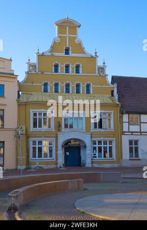 Deutschland, Mecklenburg-Vorpommern, Wismar - 25. Juli 2023: Die Alte Löwenapotheke ist ein mittelalterliches Gebäude in der Innenstadt. Stockfoto