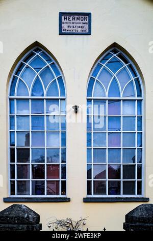 Hermon Calvanistic Chapel in einem Dorf im Walisischen Tal. Wunderschöne Fenster. Anbetung. Religiöses Gebäude. Walisische Kultur. Stockfoto