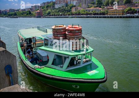 El Gasolino, kleines Boot, das Passagiere über den Fluss Nervion befördert, zwischen Portugalete und Las Arenas, Getxo, Vizcaya, Pais Vasco, Spanien. Die eine Stockfoto