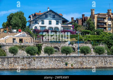 Aitzgoyen, Luxushäuser und Paläste in Getxo von Guecho, in der Nähe des Strandes La Bola, Bizkaia, Provinz Bilbao, Baskenland, Euskadi, Spanien. Stockfoto