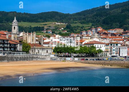 Altstadt von Lekeitio und Kirche Santa Maria de la Asuncion in der Provinz Biskaya Baskenland Nordspanien Euskadi Euskalerria Stockfoto