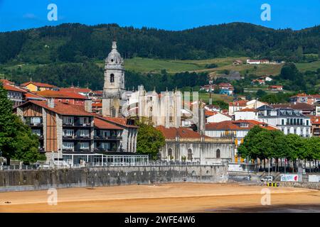 Altstadt von Lekeitio und Kirche Santa Maria de la Asuncion in der Provinz Biskaya Baskenland Nordspanien Euskadi Euskalerria Stockfoto