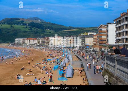 Blick entlang des Strandes Zarautz, Gipuzkoa, Baskenland, Nordspanien, Europa Stockfoto