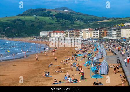 Blick entlang des Strandes Zarautz, Gipuzkoa, Baskenland, Nordspanien, Europa Stockfoto