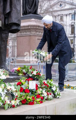 London, Großbritannien. 30. Januar 2024. Jahrestag des Todes von Mahatma Gandhi an seiner Statue auf dem Parliament Square London UK Credit: Ian Davidson/Alamy Live News Stockfoto