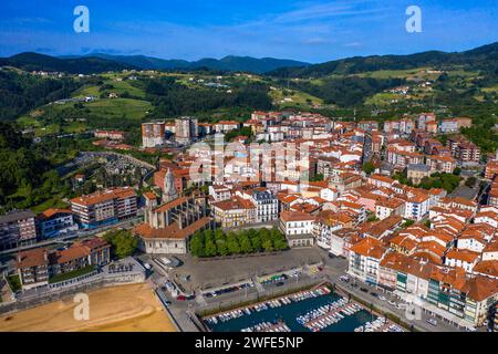 Altstadt von Lekeitio und Kirche Santa Maria de la Asuncion in der Provinz Biskaya Baskenland Nordspanien Euskadi Euskalerria Stockfoto