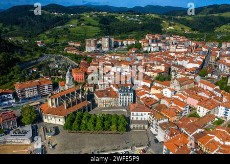 Altstadt von Lekeitio und Kirche Santa Maria de la Asuncion in der Provinz Biskaya Baskenland Nordspanien Euskadi Euskalerria Stockfoto