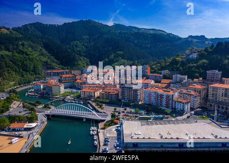 Panoramablick auf den Fischerhafen und die Altstadt von Ondarroa, Biskaya, Baskenland, Euskadi, Euskal Herria, Spanien Stockfoto