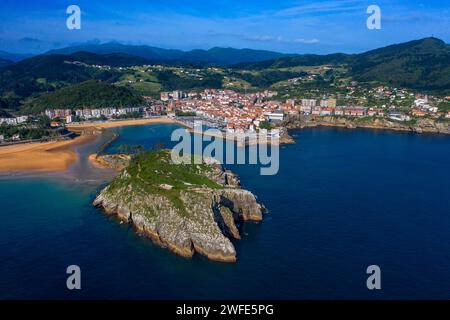 Altstadt und Fischerhafen von Lekeitio und Insel San Nikolas in der Provinz Biskaya Baskenland Nordspanien Euskadi Euskalerria Stockfoto