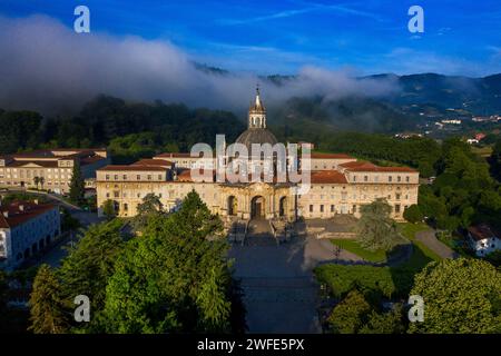 Aus der Vogelperspektive des Schreins und der Basilika Loyola, zwischen den Städten Azpeitia und Azcoitia, Spanien. Der Loyola-Schrein und die Basilika oder die basilika Loiolako Stockfoto