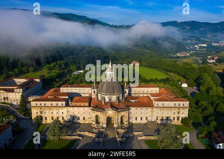 Aus der Vogelperspektive des Schreins und der Basilika Loyola, zwischen den Städten Azpeitia und Azcoitia, Spanien. Der Loyola-Schrein und die Basilika oder die basilika Loiolako Stockfoto