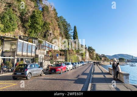 Menschen/Touristen, die entlang einer Promenade am Comer See in Como, Italien, spazieren Stockfoto