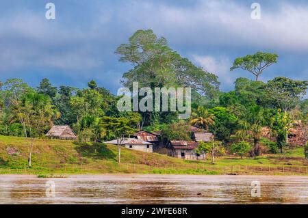 Holzhäuser im Dorf indiana bei Iquitos, Loreto, Peru, Südamerika. Das Departement Loreto, das größte in Peru, war seit einem bewohnt Stockfoto