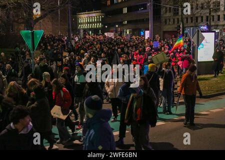 REKORDDATUM NICHT ANGEGEBEN Leipzig - nie wieder ist genau jetzt : Demonstration gegen rechts zieht durch die Stadt 30.01.2024 gegen 19 Uhr Leipzig, Leipziger Stadtring das Bündnis Solidarische Vernetzung Sachsen hat am Dienstagabend zu einer Demonstration gegen Rechts aufgerufen. Um 18 Uhr kamen auf dem Augustusplatz mehrere Tausend Menschen zusammen, um gemeinsam ein Zeichen gegen Hass und Hetze zu setzen. Nach einigen Redebeiträgen hat sich der Aufzug über den Ring in Bewegung gesetzt. Es ging weiter über den Stadtring wieder bis zum Augustusplatz. Die Polizei begleitete den Aufzug mit einem Gro Stockfoto