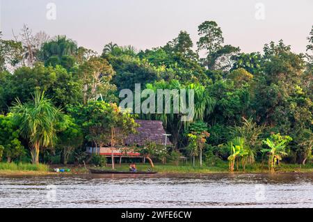 Holzhäuser im Dorf indiana bei Iquitos, Loreto, Peru, Südamerika. Das Departement Loreto, das größte in Peru, war seit einem bewohnt Stockfoto