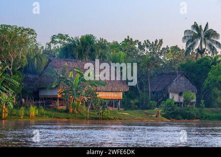 Holzhäuser im Dorf indiana bei Iquitos, Loreto, Peru, Südamerika. Das Departement Loreto, das größte in Peru, war seit einem bewohnt Stockfoto