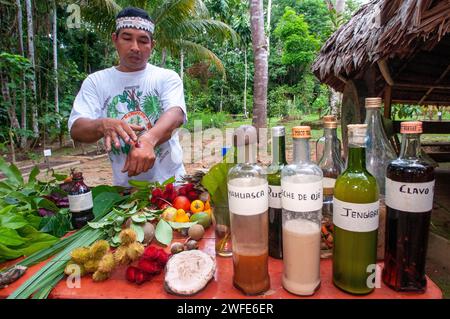 Einheimischer Ayahuasca-Schamane in der Nähe der Stadt Indiana, Iquitos, Loreto, Peru. Schamanismus oder Samanismus ist eine religiöse Praxis, an der ein Praktizierender beteiligt ist Stockfoto