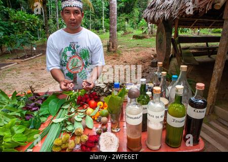 Einheimischer Ayahuasca-Schamane in der Nähe der Stadt Indiana, Iquitos, Loreto, Peru. Schamanismus oder Samanismus ist eine religiöse Praxis, an der ein Praktizierender beteiligt ist Stockfoto